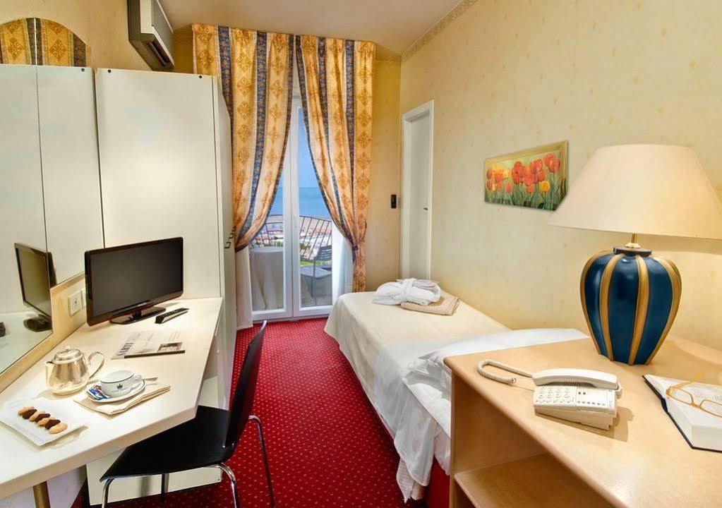 Hotel Sarti Riccione Esterno foto