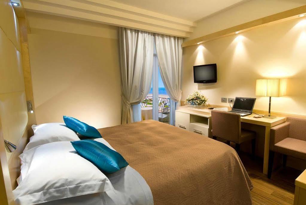Hotel Sarti Riccione Esterno foto